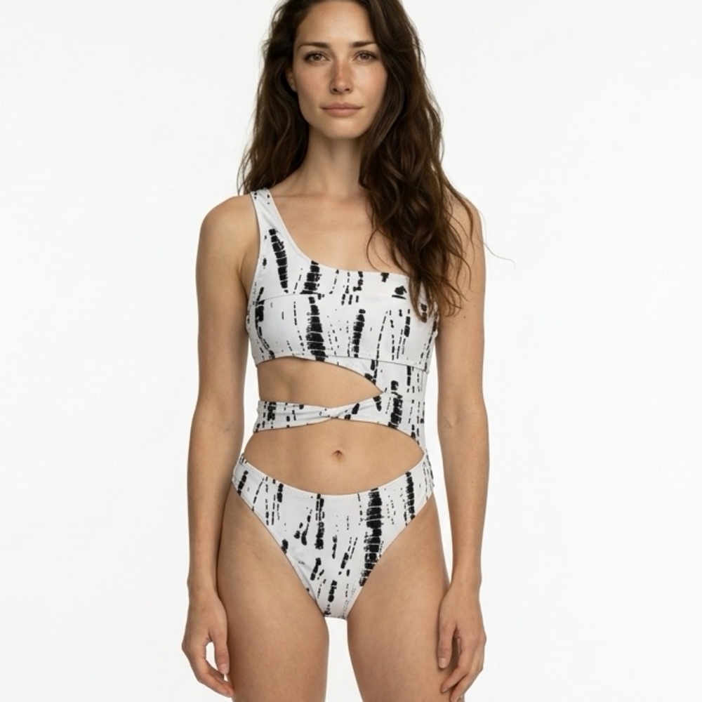 Women's Black & White‎ Cutout One-Piece Swimsuit Size M Beachwear Chic